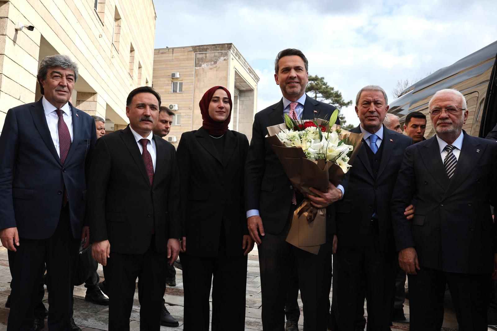 enerji-ve-tabii-kaynaklar-bakani-alparslan-bayraktar-kayseride-vali-gokmen-ciceki-makaminda-ziyaret-etti