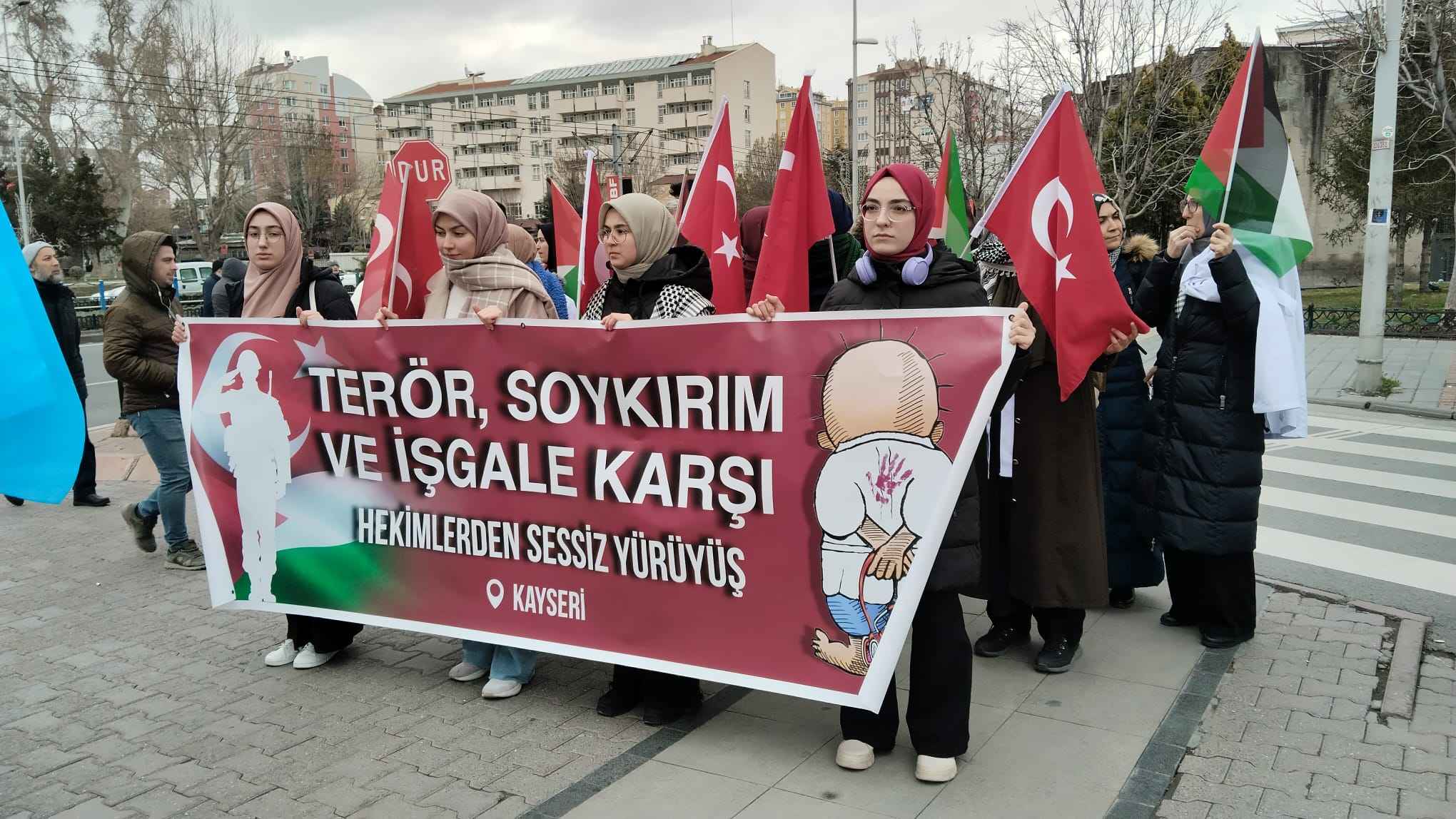 kayseride-saglik-calisanlari-tarafindan-filistin-ve-dogu-turkistanda-yasanan-soykirima-karsi-yuruyus-duzenlendi
