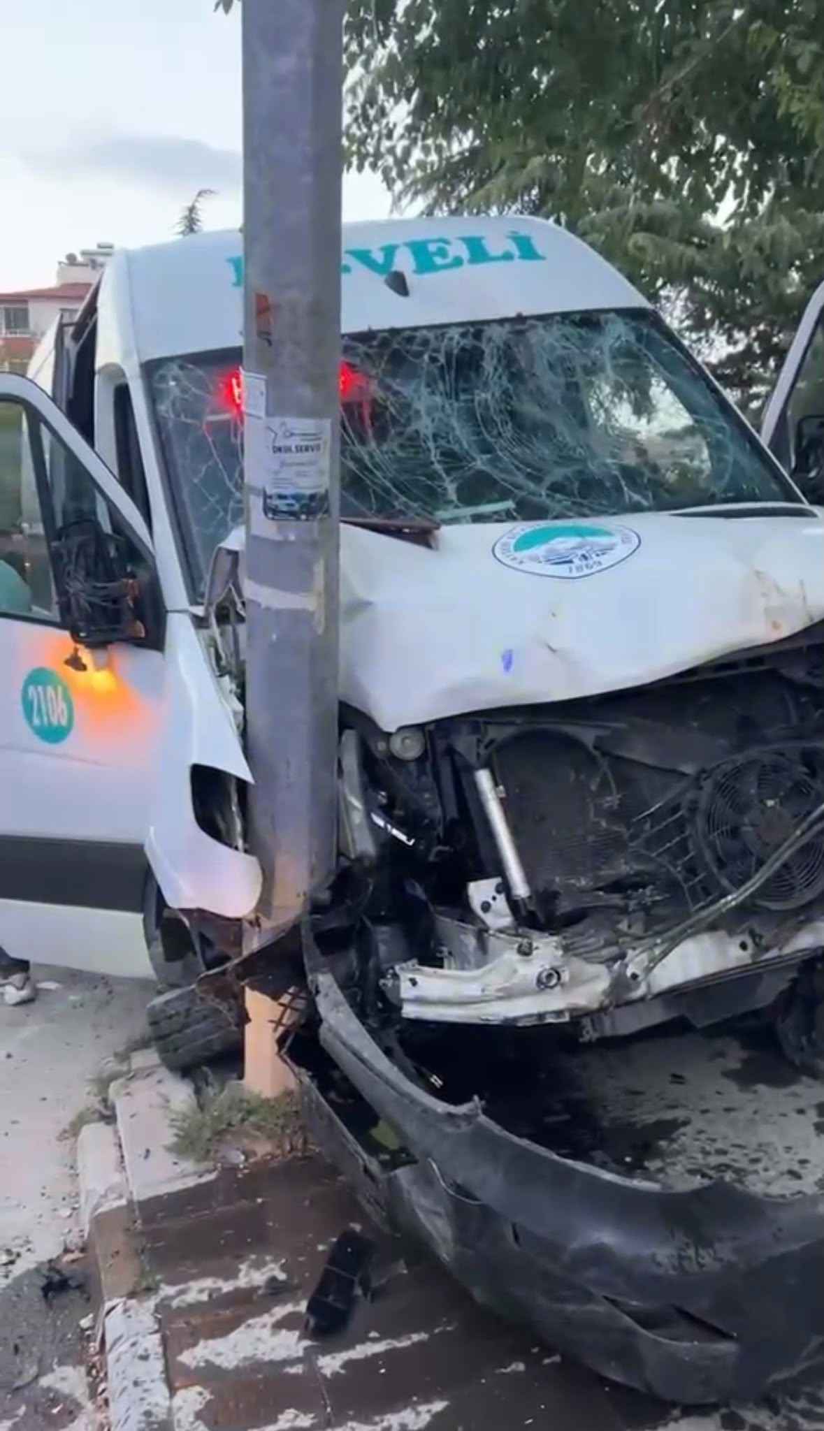 kayserinin-develi-ilcesinde-kontrolden-cikan-minibus-carptigi-ticari-taksiyi-onune-alarak-bir-sure-surukledi-yol-kenarindaki-elektrik-diregine-carparak-durabilen-minibusun-karistigi-kazada-2-kisi-yaralandi