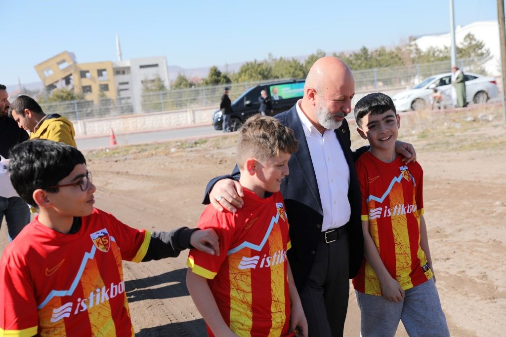 Başkan Ahmet Çolakbayrakdar, saha incelemesi sırasında gençlerin ve çocukların yeni yapımına başlanan parkın içinde halı saha yapılması isteğini geri çevirmedi.