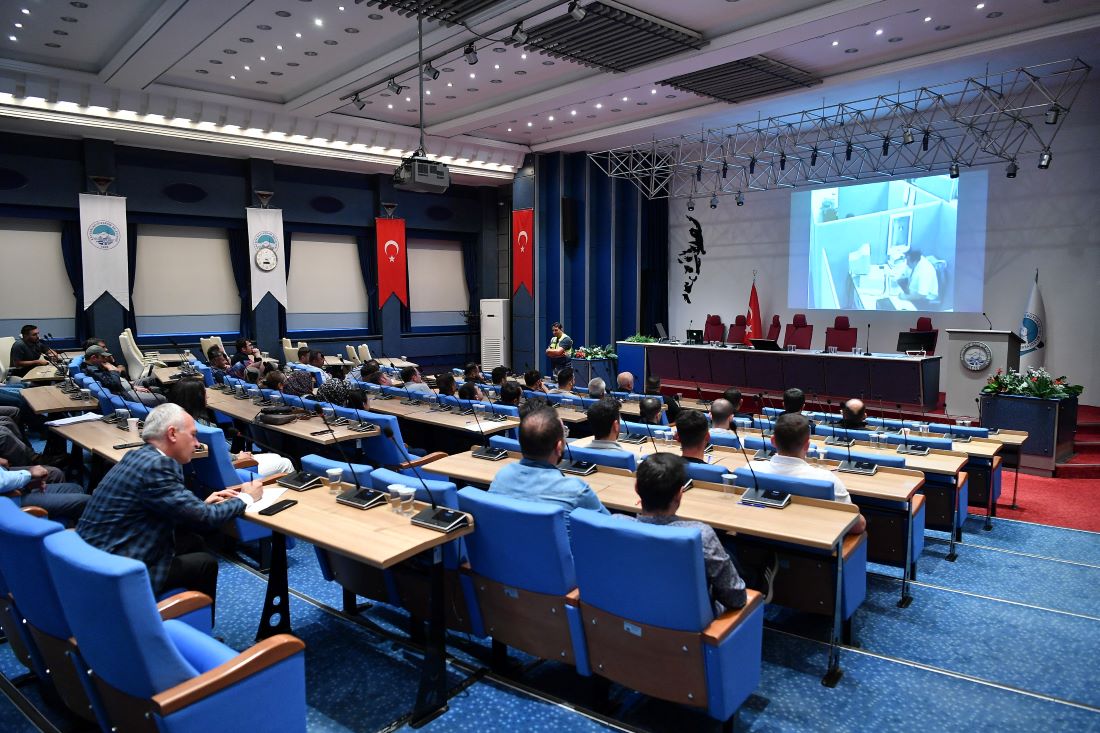 Kayseri Büyükşehir Belediyesi, başta zabıta olmak üzere tüm personeline yönelik İş Sağlığı ve Güvenliği Semineri düzenleyerek, hizmet kalitesini artırmak ve çalışan güvenliğini sağlamak adına önemli bir adım attı.