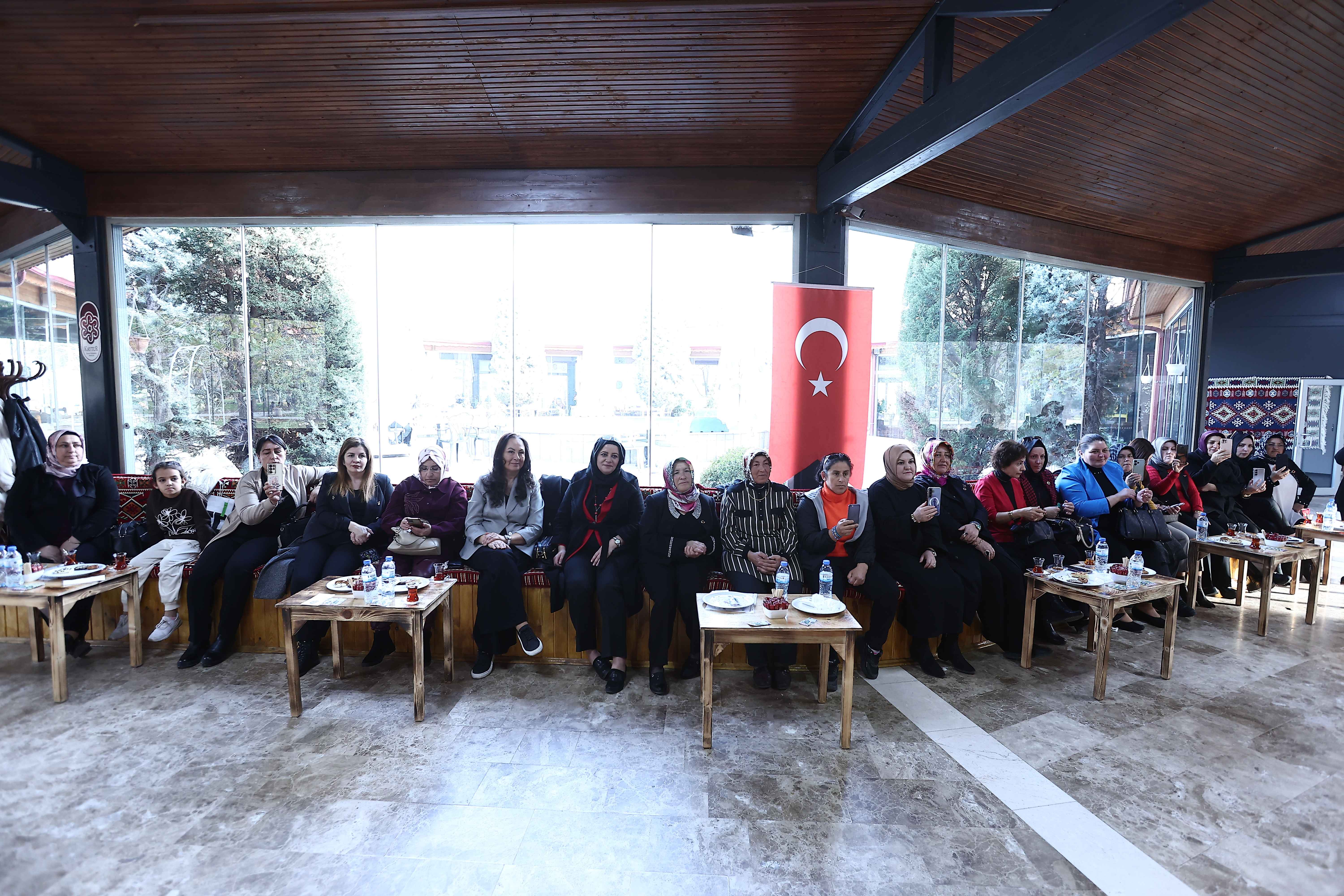 kayseri-buyuksehir-belediyesi-turk-kadininin-secme-ve-secilme-hakkinin-91-yil-donumunde-kentte-gorev-yapan-33-kadin-muhtari-bir-araya-getirerek-anlamli-bir-etkinlik-duzenledi-program-halk-ozanlarinin-sazli-sozlu-dinletisiyle-renklendi