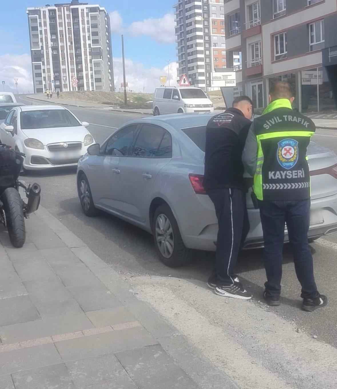 kayseride-plakasiz-motosikletiyle-cevreye-rahatsizlik-veren-surucu-sosyal-medyada-paylasilan-goruntulerin-ardindan-yakalandi-trafik-kurallarini-hice-sayan-surucuye-142-bin-tl-rekor-para-cezasi-uygulanirken-motosiklet-30-gun-boyunca-trafikten-men-edildi