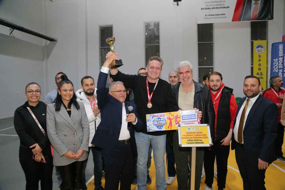 baskan-buyukkilicbuyuksehir-belediyesi-bunyesinde-spor-faaliyetlerini-yuruten-spor-as-tarafindan-duzenlenen-tesisler-arasi-voleybol-turnuvasi-odul-torenine-katilarak-dereceye-giren-takimlara-odullerini-takdim-etti