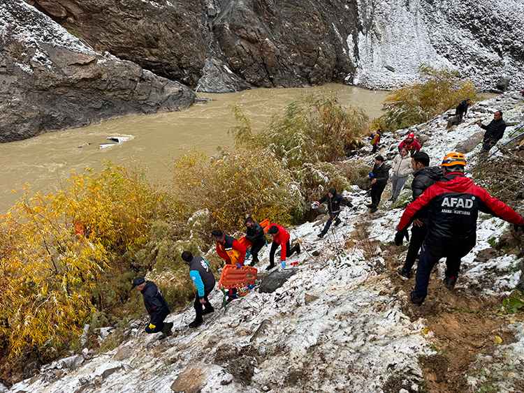 sondakika-hakkari-haber-hakkaride-yaklasik-150-metrelik-ucurumdan-zap-suyuna-dusen-pikapta-yaralanan-4-kisiden-durumu-agir-olan-2si-hayatini-kaybetti