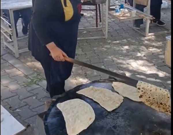 incesu-marina-kamp-karavan-festivalinde-en-cok-ilgiyi-onlar-gordu-incesu-belediyesi-yufka-ve-yoresel-urunler-evi-calisanlari-el-emegi-gozlemeleriyle-festivalin-yildizi-oldu-sacda-pisen-sicacik-gozlemeler-icin-metrelerce-kuyruk-olustu
