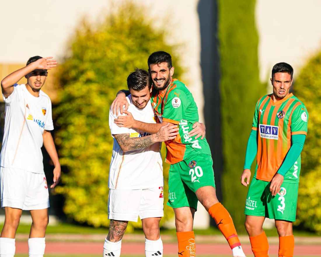 kayserispor-milli-arada-gloria-sports-arenada-alanyaspor-ile-hazirlik-macinda-karsilasti-karsilasma-karsilikli-gollerle-2-2-berabere-sonuclandi