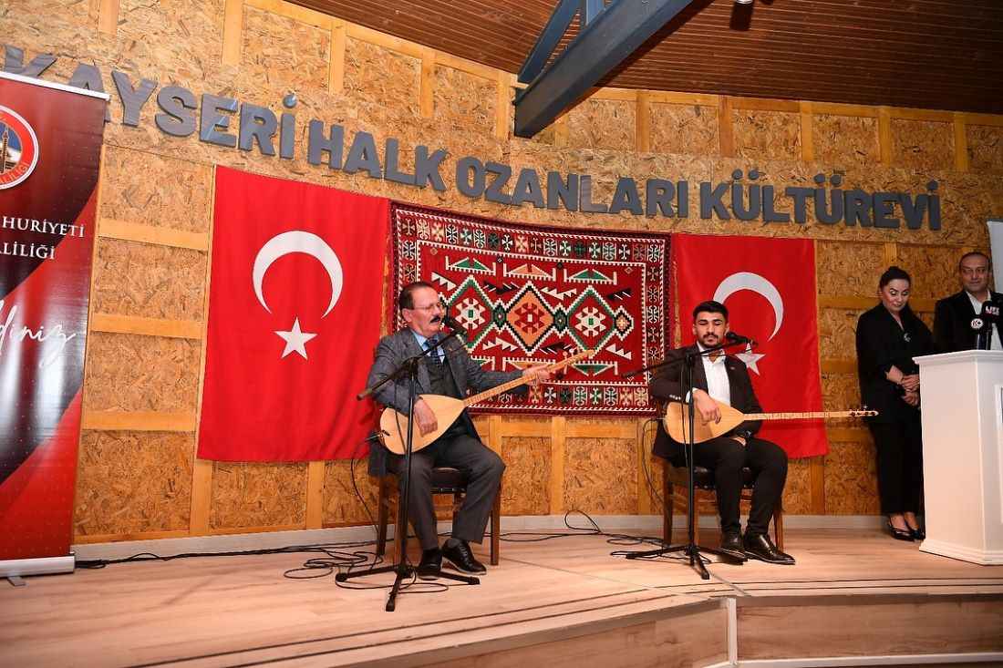 kayseri-buyuksehir-belediye-baskani-dr-memduh-buyukkilic-sehrin-kulturel-hafizasina-sahip-cikarak-kayseri-valisi-gokmen-cicek-ve-sehir-protokolu-ile-birlikte-halk-ozanligi-gelenegini-yasatmak-amaciyla-yenilenen-kayseri-halk-ozanlari-kultur-evinin-acilisini-gerceklestirdi