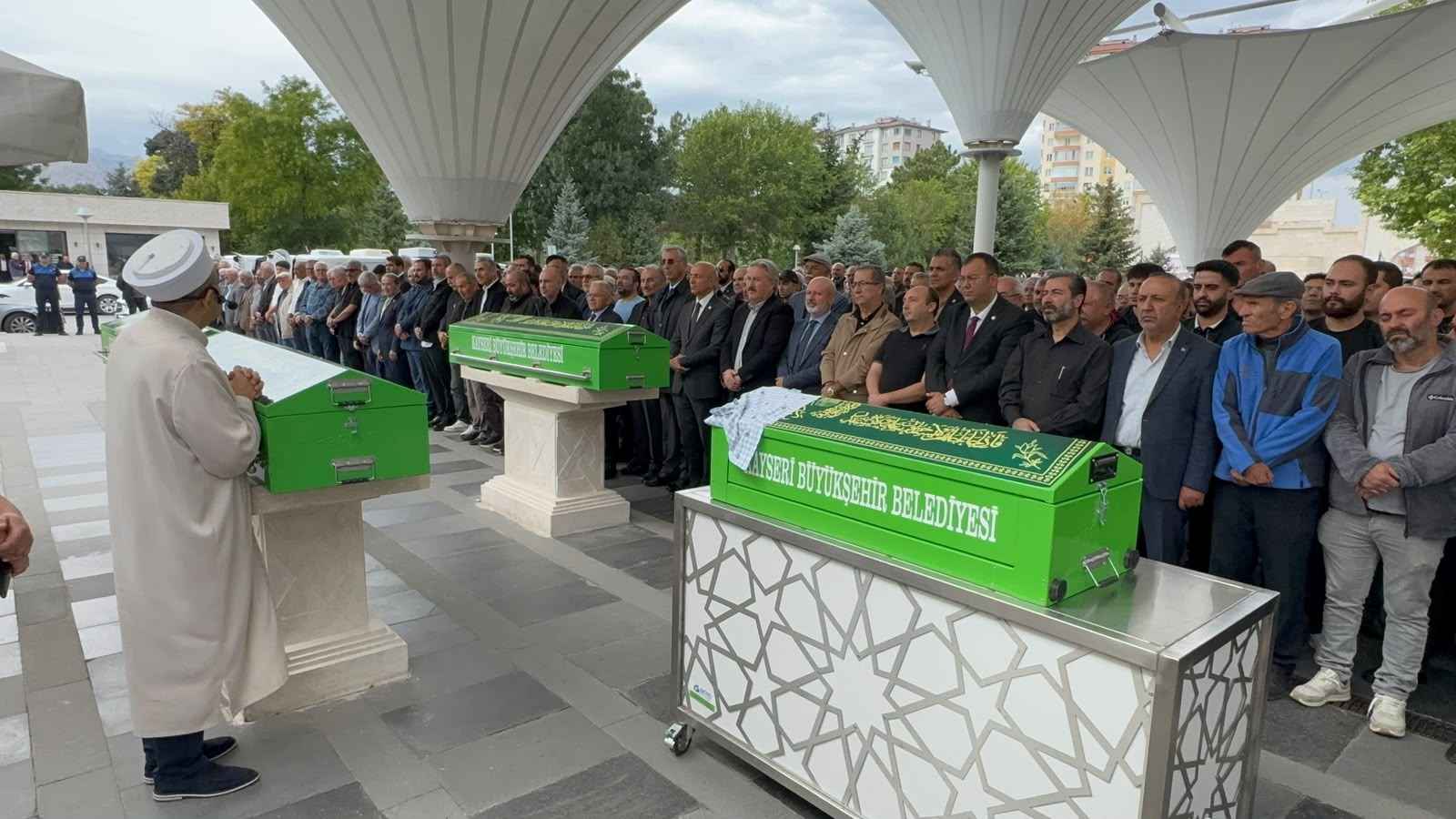 hacilar-yukari-mahalle-bugra-cikmaz-sokakta-yasanan-olayda-babasinin-kucagindayken-kayalik-alandan-dusen-tasin-basina-isabet-etmesi-sonucu-agir-yaralanan-3-yasindaki-kagan-sen-hastanede-hayatini-kaybetti