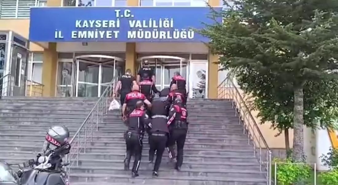 Kayseri’de polis ekiplerince sabah saatlerinde yapılan denetimlerde şüpheli aracın içerisinde birçok uyuşturucu madde ve silah ele geçirildi.