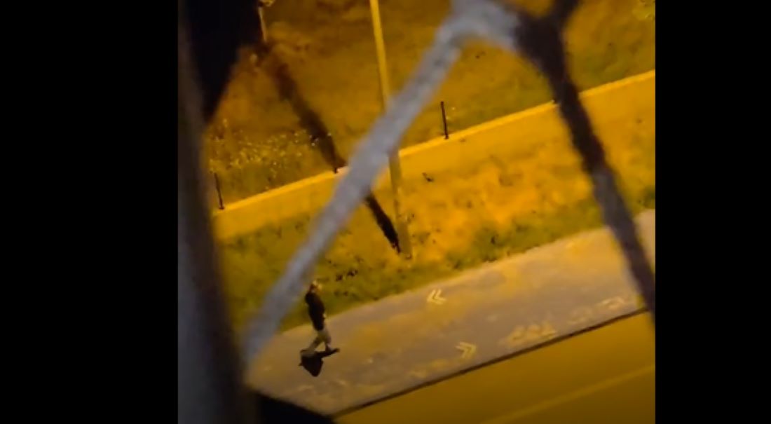 Şehitlerimizin hatırasına yapılan saygısızlık cezasız kalmadı! Kayseri’de Şehitler Anıtı yanında uygunsuz hareket yapan şahıs yakalandı.