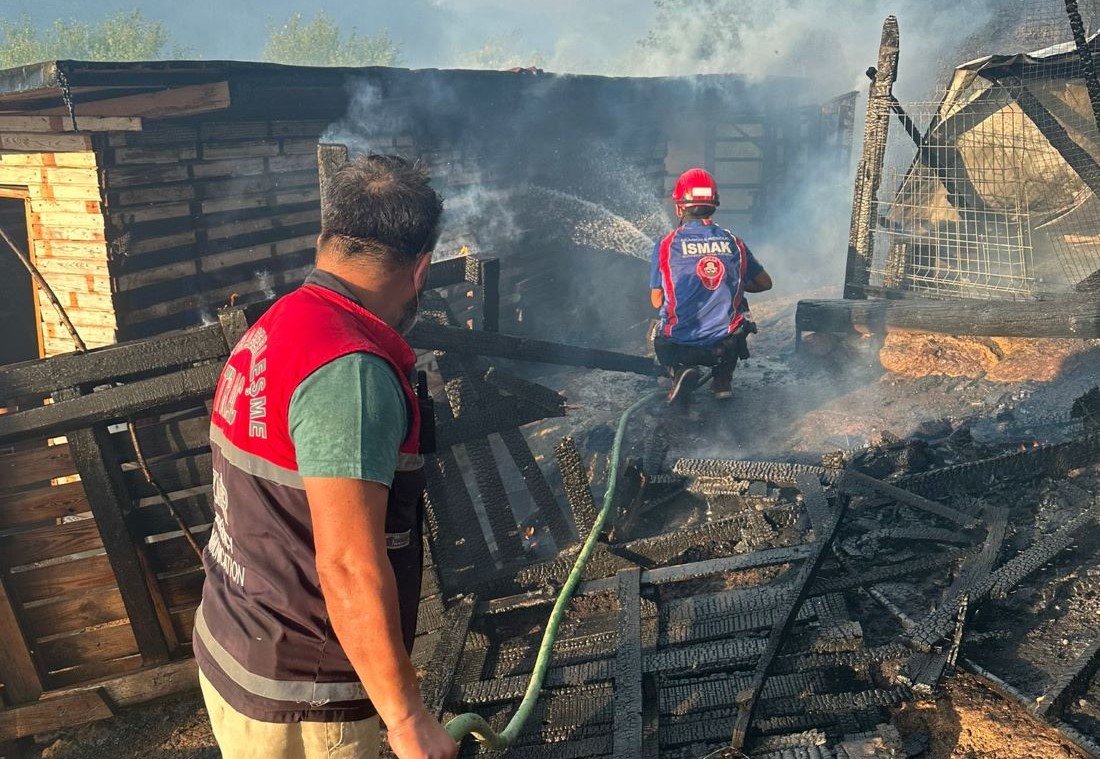 Gaziemir’de çöplük alanda çıkan yangın Otokent Galericiler Sitesi’ne sıçradı. Alevlerin ulaştığı oto galerideki çok sayıda araç yanarak kullanılamaz hale geldi.