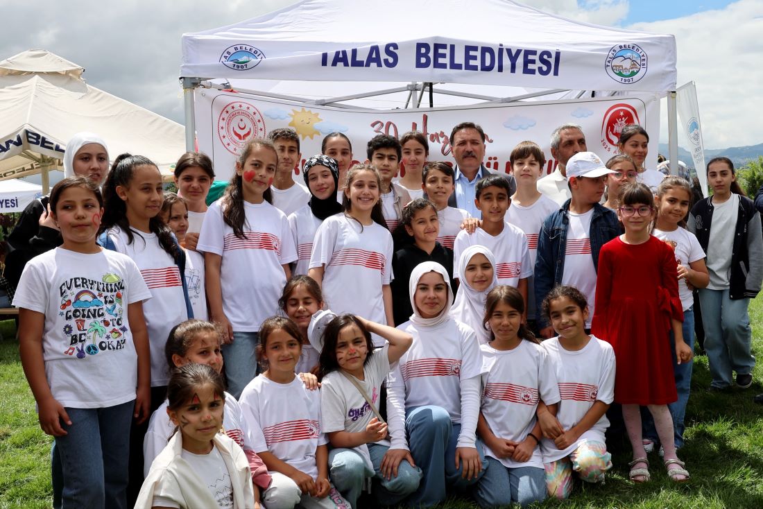 Kayseri Valisi Gökmen Çiçek, 30 Haziran Koruyucu Aile Günü dolayısıyla düzenlenen etkinlikte koruyucu aileler ve çocuklarla bir araya geldi. 