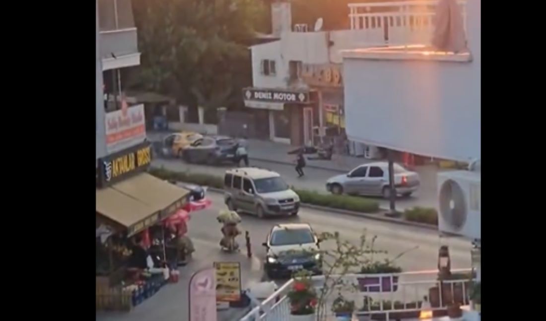Tarsus’ta cinayet zanlısı ile polis arasında yaşanan çatışmada şahıs hayatını kaybederken 1 polis yaralandı.