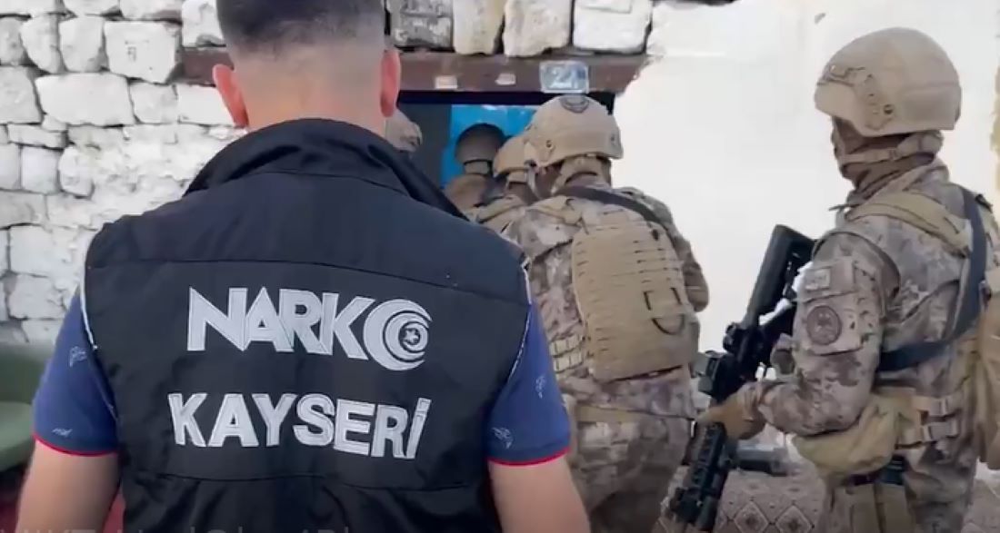 Kayseri'de  “Şehit İbrahim Birol-11” operasyonu kapsamında uyuşturucu satışı yaptığı tespit edilen 17 kişi gözaltına alındı.