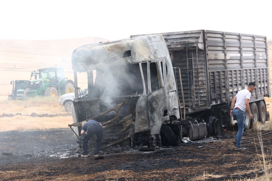Bünyan ilçesi Sallık mevkiinde nedeni belirlenemeyen yangında bir TIR küle döndü. Belediye ve itfaiye ekipleri alevleri kısa sürede kontrol altına aldı. Başkan Selahattin Metin, geçmiş olsun mesajı yayımladı.