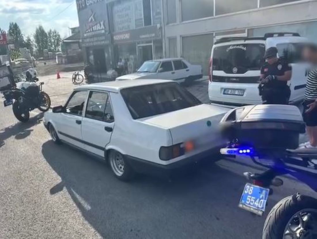 Kayseri’de polis ekipleri, abartı egzoz, drift, makas, yüksek ses müzik gibi kamu huzurunu bozan araçlara geçit vermedi!