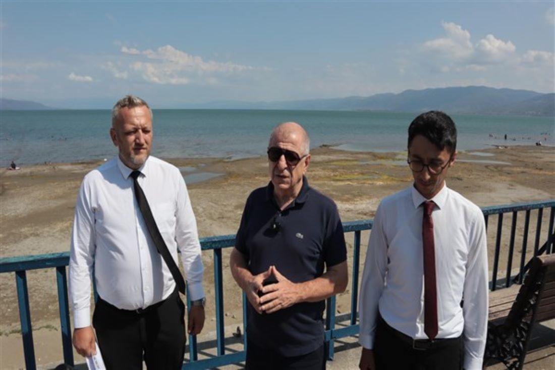 Zafer Partisi Genel Başkanı Ümit Özdağ, Bursa İl Başkanı Cihat Gazi ile birlikte Bursa Orhangazi’de bulunan İznik Gölü’nde incelemelerde bulundu.