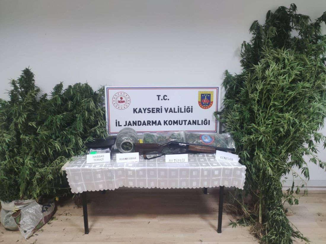Kocasinan Yazır Mahallesi’nde jandarmanın düzenlediği operasyonda; 3 kilo 210 gram esrar 16 kök kenevir Ruhsatsız av tüfeği Hassas terazi ele geçirildi.