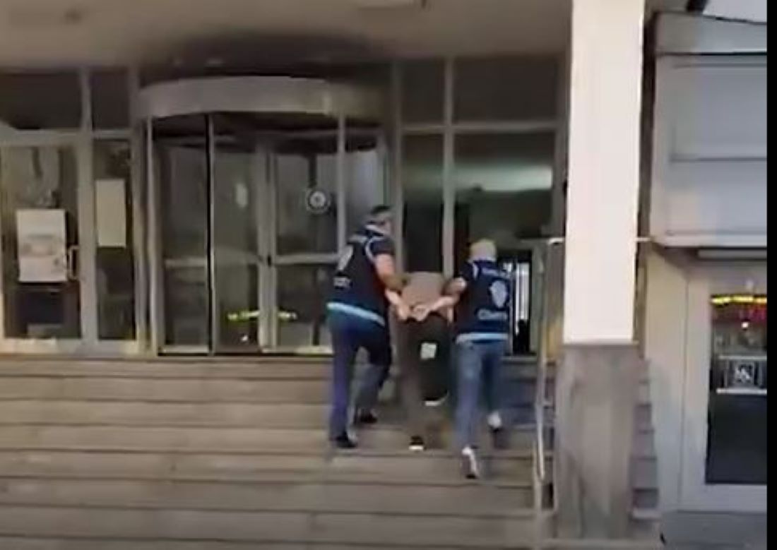Kayseri’de bıçaklı saldırı sonrası kaçan şüpheli, Cinayet Büro ekiplerinin başarılı operasyonu ile saklandığı adreste suç aleti bıçakla birlikte yakalandı. Çıkarıldığı mahkemece tutuklanarak cezaevine gönderildi.