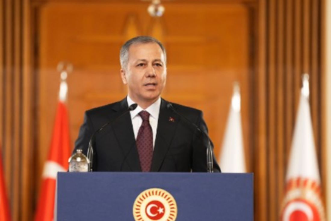 İçişleri Bakanı Ali Yerlikaya, İstanbul’da “Uyuşturucu Madde İmalatçılarına” yönelik, Zeytinburnu ve Sarıyer’de Jandarma tarafından operasyon düzenlendiğini bildirdi.