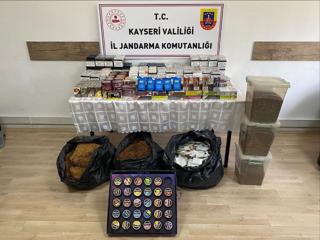 Kayseri’de jandarma ekipleri, tütün ve kaçak ürün operasyonunda binlerce makaron ve elektronik sigara ele geçirdi.