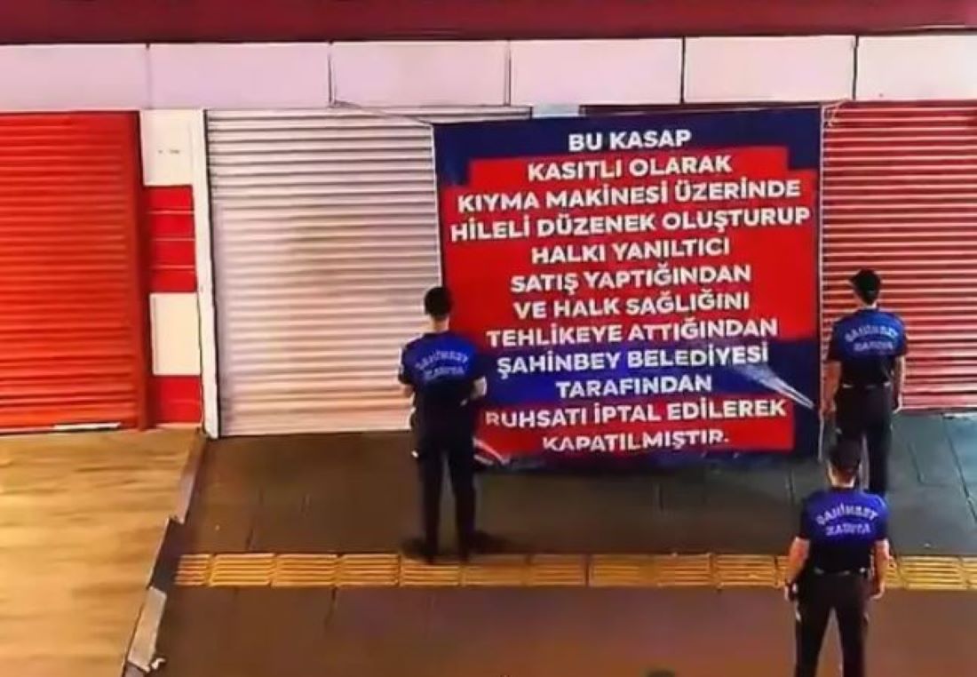 Şahinbey’de zabıta ekipleri “Et Bankası” adlı kasapta şok edici bir manzara ile karşılaştı. Kıyma makinesinin arkasında gizlenen kapaktan bozuk, pis ve tarihi geçmiş etler çıktı