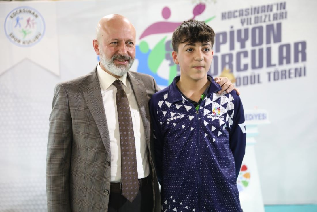 Türkiye’yi ve Kocasinan’ı başarıyla temsil eden genç sporcu, U17 kategorisinde son 16 turunda Çinli rakibine 3-1 mağlup olmasına rağmen dünya sıralamasında önemli puanlar kazandı