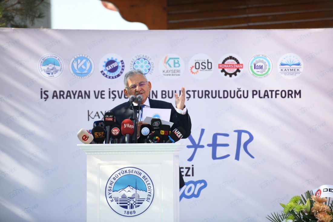 İş arayanla işçi arayan firmaları buluşturan Kariyer Merkezi, 2025’in ilk 8 ayında 2 bine yakın vatandaşa iş buldu