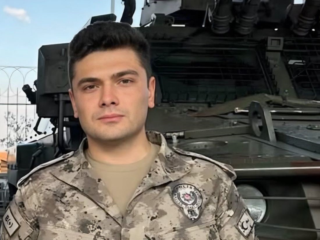 Mersin Özel Harekat Şube Müdürlüğü kadrosunda görevli polis memuru Mustafa Karapınar, atış eğitimi sırasında meydana gelen kaza sonucu şehit oldu.