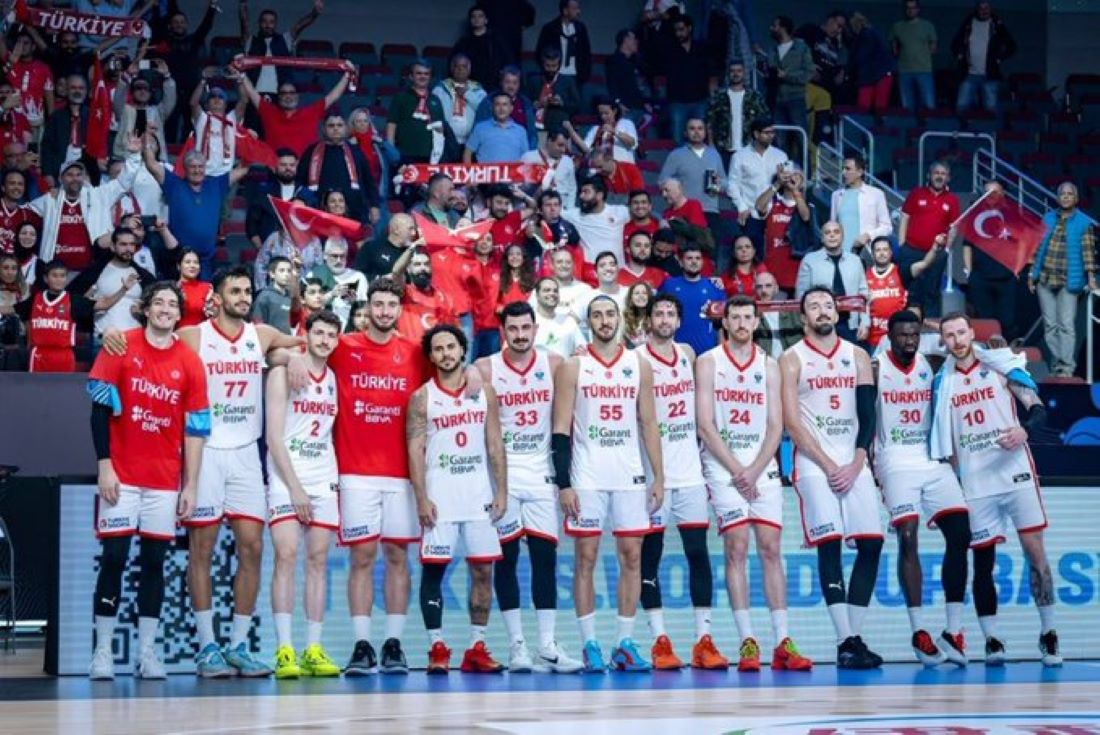 A Milli Erkek Basketbol Takımı, Eurobasket 2025 son 16 turunda İsveç'i 85-79 yenerek çeyrek finale yükseldi.