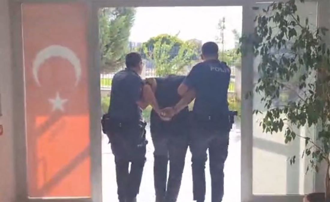 Kayseri’nin Ahi Evran Mahallesi’nde meydana gelen bıçaklı yaralama olayının şüphelisi P.K. (2005 Kocasinan doğumlu) polis ekiplerince suç aletiyle birlikte yakalandı. Zanlı, çıkarıldığı mahkemece tutuklanarak cezaevine teslim edildi.