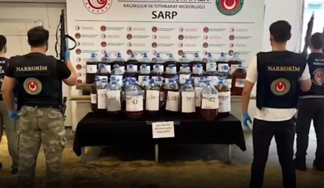 Ticaret Bakanlığı Gümrükler Muhafaza ekipleri tarafından, Sarp ve Gürbulak gümrük kapılarında gerçekleştirilen iki ayrı operasyonda, tam 2 MİLYAR 741 MİLYON TL değerinde uyuşturucu madde ele geçirildi.