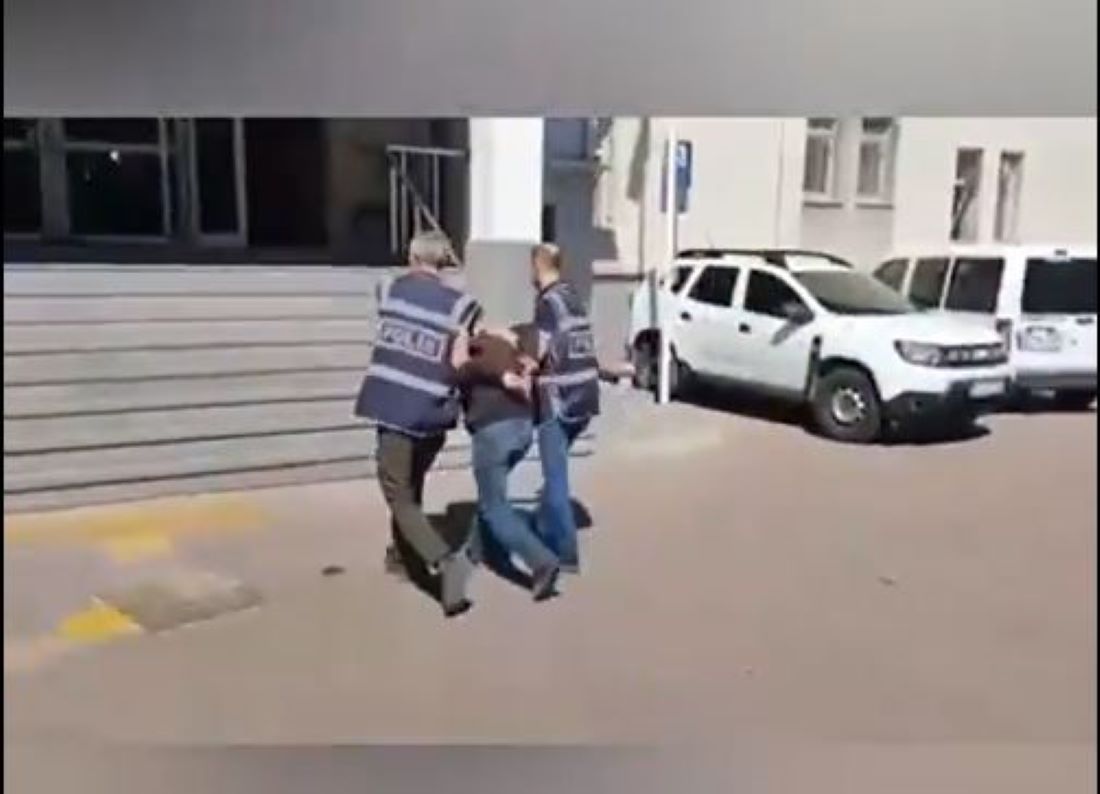 Kayseri’de 33 yıl 10 ay kesinleşmiş hapis cezası bulunan firari M.K., polisin düzenlediği operasyonla saklandığı adreste yakalanarak cezaevine teslim edildi