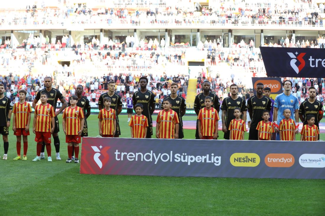 RHG Enertürk Enerji Stadyumu’nda oynanan Kayserispor–Göztepe karşılaşması öncesi, 2016’da İstanbul’da şehit olan Polis Memuru Ramazan Kırboğa’nın evlatları Yusuf ve Ramazan Kırboğa seremoniye katıldı
