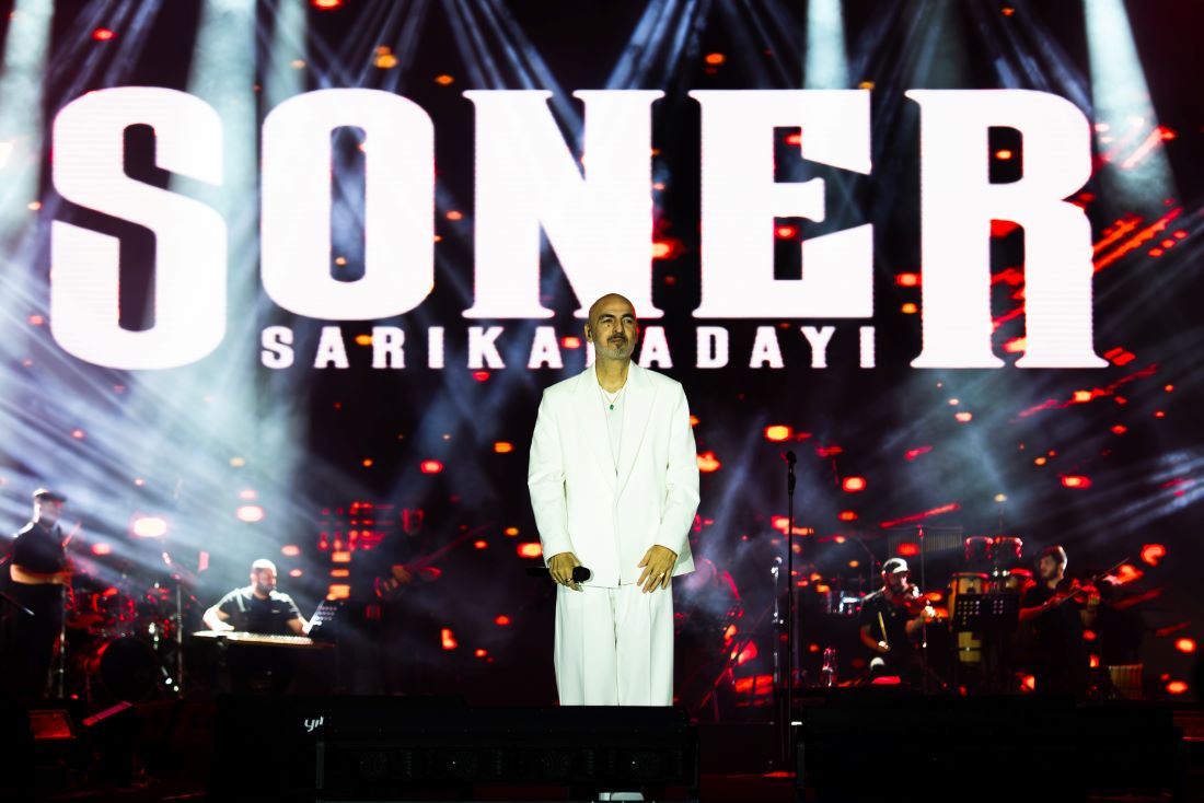 Ünlü sanatçı Soner Sarıkabadayı, Kayseri Kültür Yolu Festivali kapsamında Recep Tayyip Erdoğan Millet Bahçesi’nde verdiği konserde Kayserililere Unutulmaz Bir Gece Yaşattı