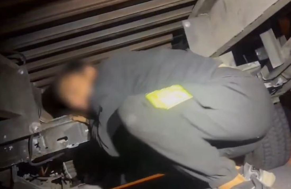Malatya Yolu Uygulama Noktası’nda durdurulan otokurtarıcı aracın gizli bölmesinden 2 düzensiz göçmen çıktı