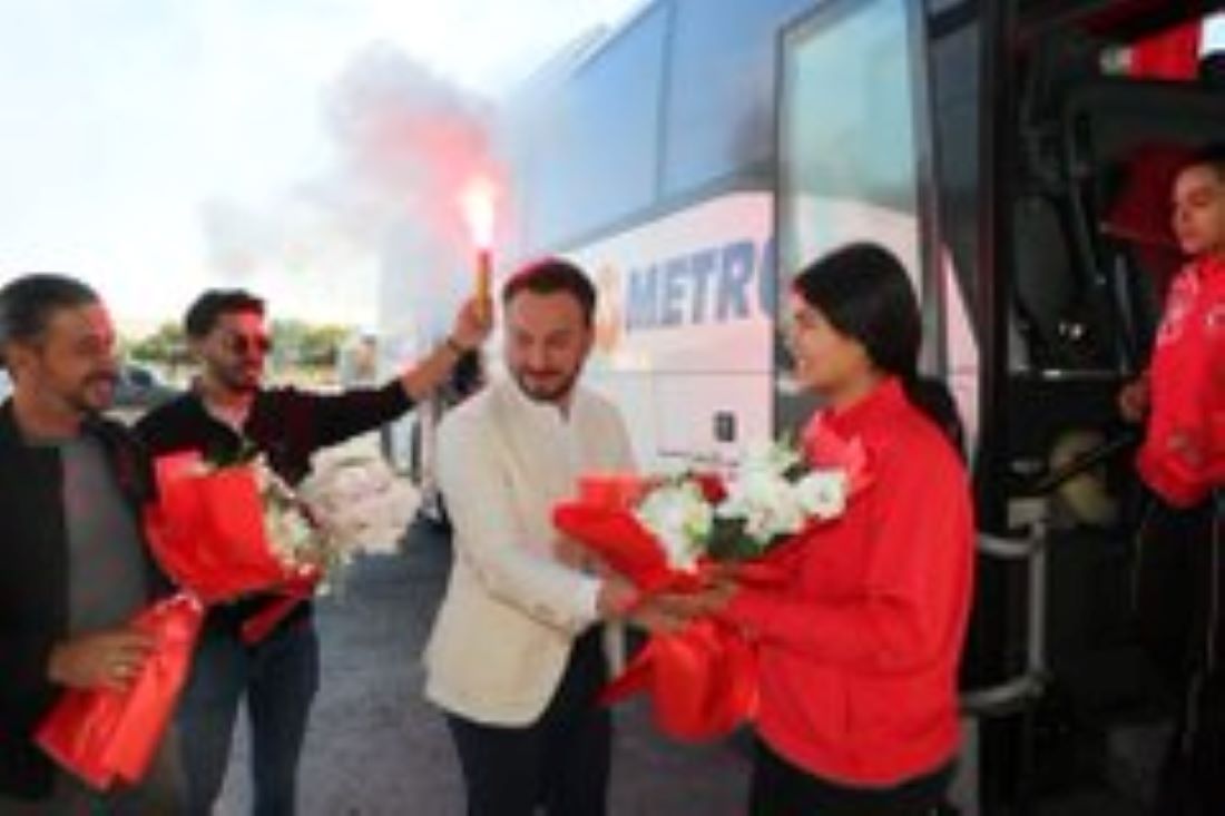 Dünya Bilek Güreşi Şampiyonası’nda gümüş madalya kazanan Huri Uçar, Kayseri’ye dönüşünde büyük coşkuyla karşılandı