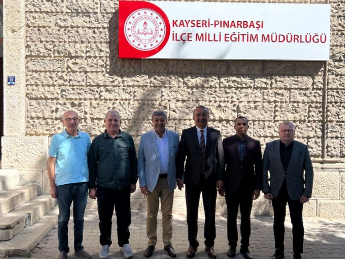 AK Parti MKYK Üyesi ve Kayseri Milletvekili Dursun Ataş, Pınarbaşı İlçe Milli Eğitim Müdürlüğü görevine atanan Ziya Kılıç’ı makamında ziyaret etti.