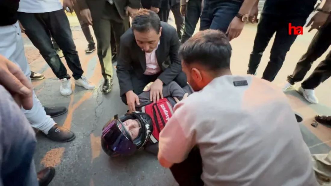 Kayseri Valisi Gökmen Çiçek, mesai çıkışı Ahmet Paşa Caddesi’nde meydana gelen trafik kazasına denk geldi. Aracını durdurup olay yerine inen Vali Çiçek, ekiplerin müdahalesine destek verdi.