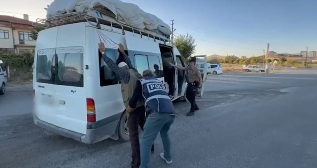 Kayseri polisi yine destan yazdı! İki ayrı cinayetten 22 yıl hapis cezası bulunan şahıs, sahte kimlikle Kayseri’ye geldi ama kaçamadı. İncesu’da yapılan film gibi operasyonla dakikalar içinde kıskıvrak yakalandı.