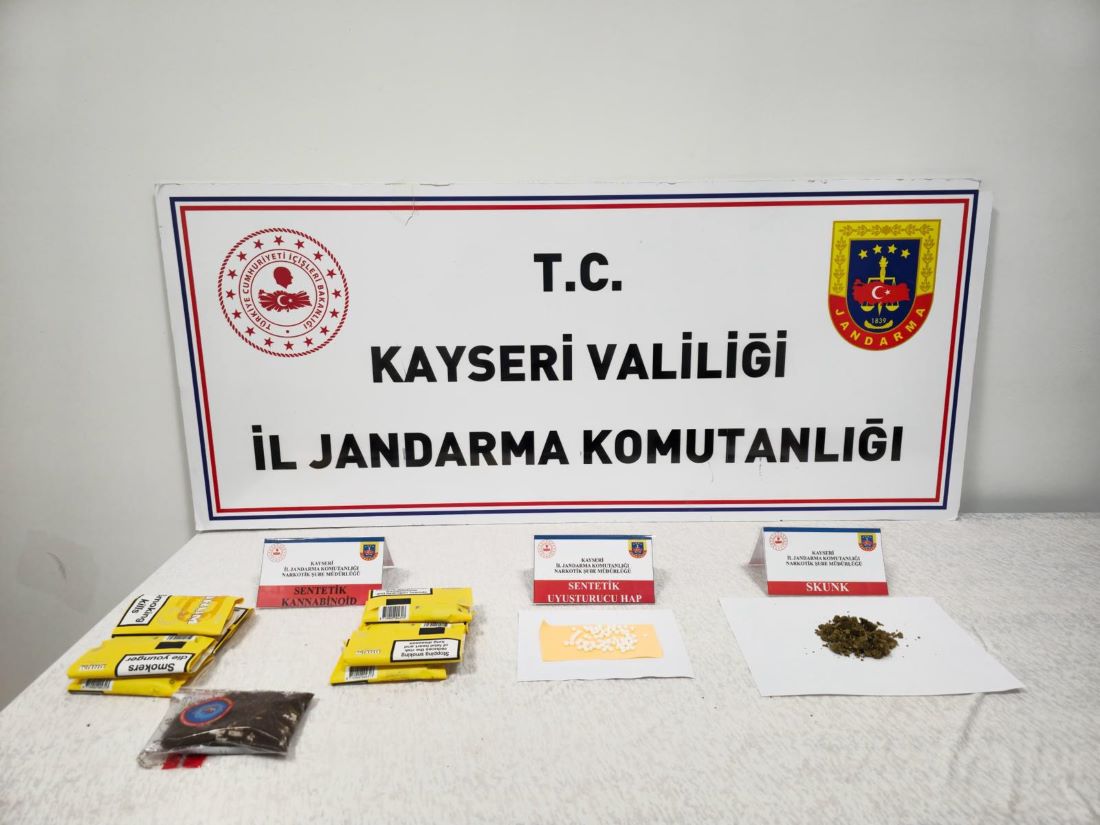 Kayseri jandarması, Çadırkaya’da yaptığı operasyonda 3 kişiyi gözaltına aldı. Araçta sentetik kannabinoid, skank ve uyuşturucu haplar bulundu