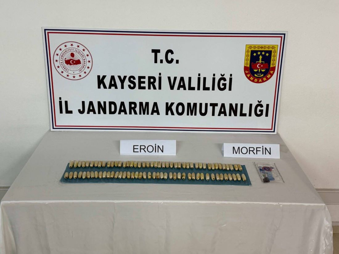 İran uyruklu M.R. isimli şahsın midesinde ve bağırsaklarında 85 kapsül halinde 884 gram eroin ve 4 gram morfin ele geçirildi.Şüpheli gözaltına alınırken, olayla ilgili adli tahkikat sürüyor.
