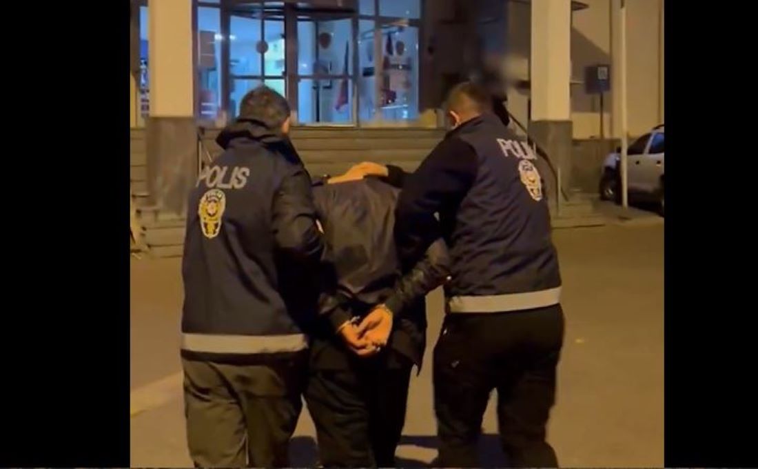 Kayseri Asayiş Şube Müdürlüğü ekipleri, hakkında “Yağma” suçundan 22 yıl 4 ay kesinleşmiş hapis cezası bulunan S.Ç. (1987) isimli şahsı saklandığı adreste yakaladı.