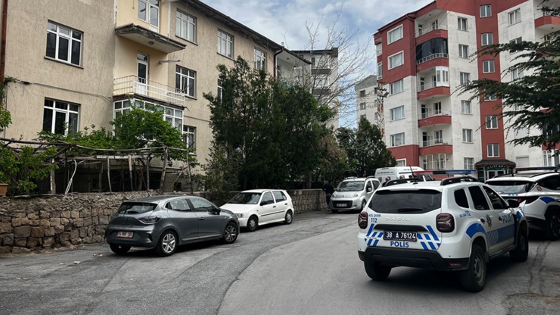 Talas’ta miras meselesi yüzünden çıkan tartışmada Ertuğrul Reyhan, babası Mahmut Reyhan’ı bıçaklayarak öldürdü. Mahkeme, 'haksız tahrik' indirimi uygulayarak 24 yıl hapis cezası verdi.