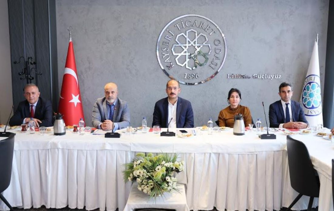 Kayseri Ticaret Odası ve SGK iş birliğinde düzenlenen “SGK ile Meslek Komiteleri Ortak İstişare Toplantısı”nda, işverenlerin güncel yükümlülükleri ve SGK uygulamaları ele alındı. İş kazaları, meslek hastalıkları ve engelli istihdamı konuları masaya yatırı