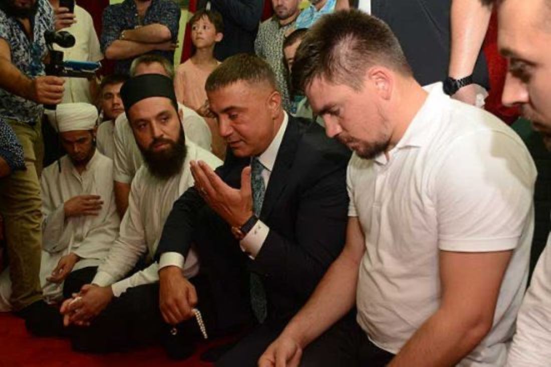 Kayseri’nin Melikgazi ilçesinde önceki gece motosikletli ve kar maskeli şahıslar, Z.Y. ve oğlu K.Y.’ye uzun namlulu silahlarla saldırdı. Saldırıda baba ve oğul yaralandı. Olay, mahallede büyük paniğe yol açtı.