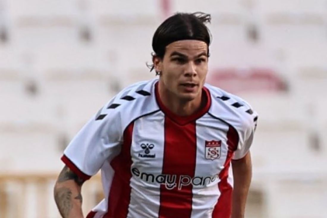 Sivasspor’un Yunan orta saha oyuncusu Charilaos Charisis, 7 milyon 650 bin liralık gelir vergisiyle şehrin vergi rekortmenleri listesinde 2. sırada yer aldı.