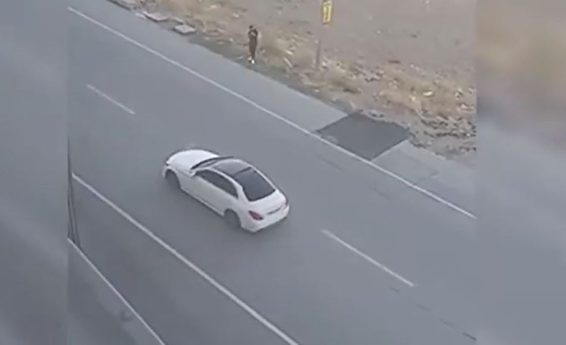 Kayseri’de drift ve trafik ihlalleri bitmiyor! Sosyal medyada paylaşılan görüntüler üzerine harekete geçen polis ekipleri, drift atan ve tehlikeli şerit değiştiren sürücülere toplamda 56 bin TL ceza kesti.