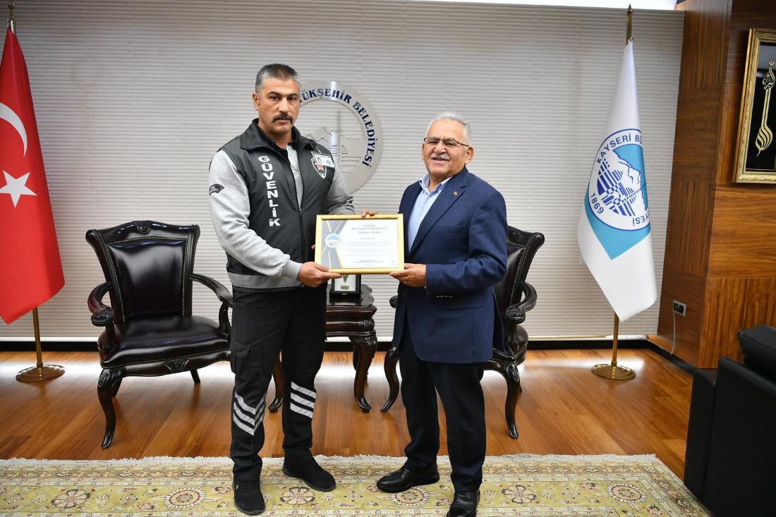 Raylı sistemde kulaklıkla yürüyen genç yolcu, güvenlik görevlisi Ayhan Akış’ın dikkati sayesinde tramvay altında kalmaktan son anda kurtuldu. Başkan Dr. Memduh Büyükkılıç, olası faciayı önleyen güvenlik görevlisi Ayhan Akış’a teşekkür belgesi takdim etti